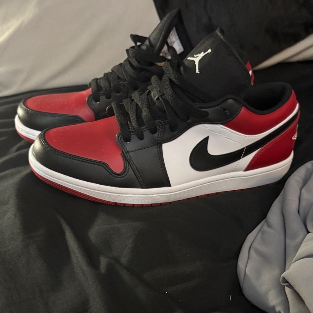 Jordan 1 Low Bred Toe Size 9 Men. Worn for 6.5 hours at my desk. Immaculate.